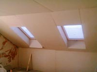 Tetőtéri ablakok és gipszkarton burkolat